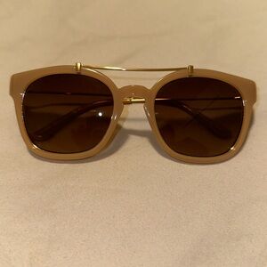 Tory Burch Wayfarer Garadient Sunglasses. Light pink color with gold details.